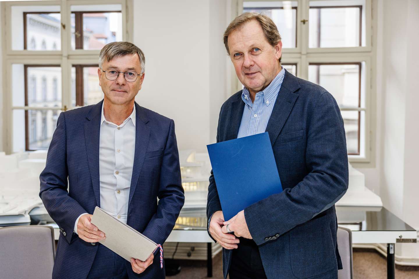 Česká televize se připojí k Vltavské filharmonii. Memorandum o spolupráci podepsali Hynek Chudárek a Petr Dvořák